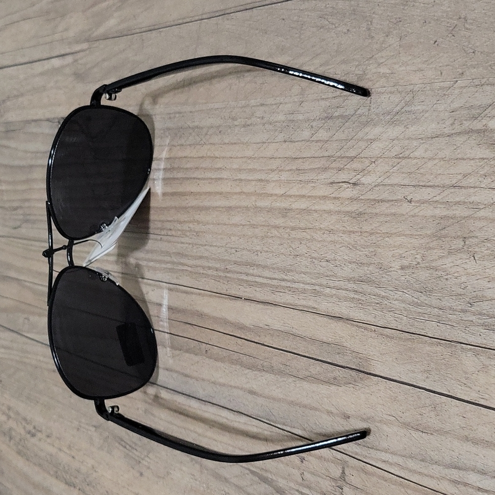 Sunnies - Picture 3 of 3